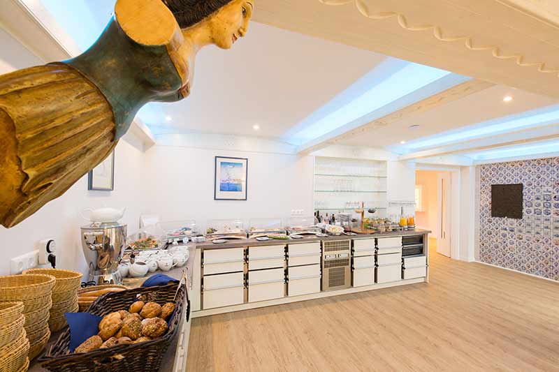 bild zeigt frühstücksbuffet des hotels seemannbraut in wittduen auf amrum bild zeigt frühstücksbuffet des hotels seemannbraut in wittduen auf amrum